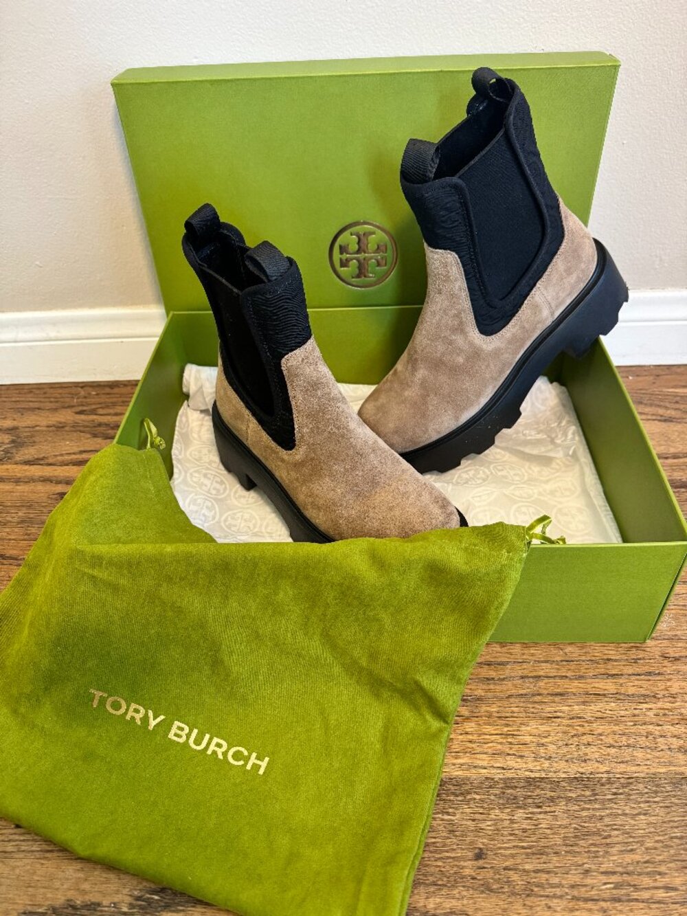 TORY BURCH T MONOGRAM LUG CHELSEA BOOT. SIZE 8 (US)
